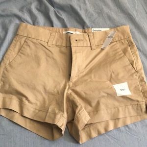 NWT Old Navy khaki Mid-Rise Everyday Shorts 3.5”